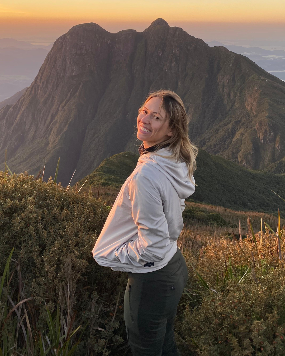Francieli Biernaski, co-fundadora da Natur Yoga, no Pico Paraná